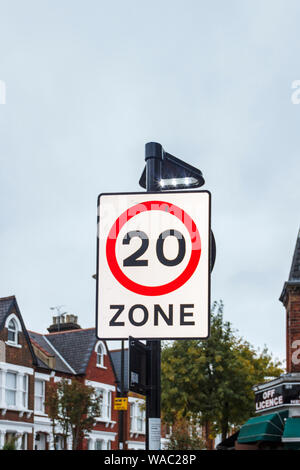 Signe de la limite de vitesse dans une zone de 20 mph, Islington, Londres, Royaume-Uni Banque D'Images