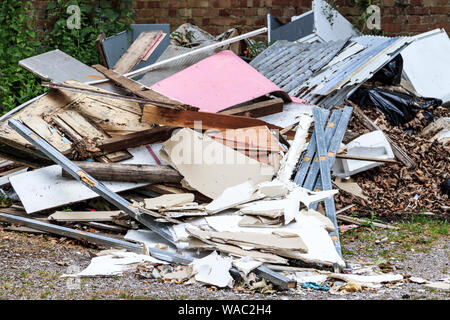 Un tas de matériaux de construction faisant illégalement sur des terres publiques, London, UK Banque D'Images