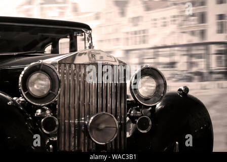 Yekaterinburg, Russie - le 16 janvier 2019 : partie avant d'une voiture de luxe rétro noir sur un arrière-plan flou, photo monochrome Banque D'Images