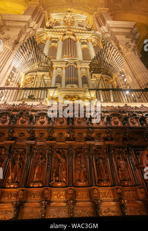 Les stalles en bois et d'organes sont l'œuvre de Pedro de Mena. La cathédrale de Málaga, Málaga, Andalousie, Espagne Banque D'Images