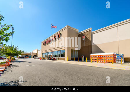 Magasin Home Depot battant pavillon américain. Home Depot est le plus grand centre de rénovations aux États-Unis Banque D'Images