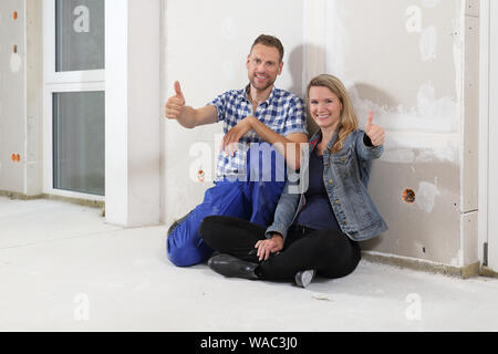 Un couple sur le chantier de construction de nouveau bâtiment Banque D'Images