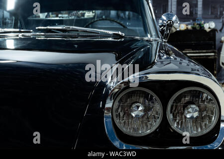 Fragment de l'avant d'une voiture de luxe vintage bleu Banque D'Images