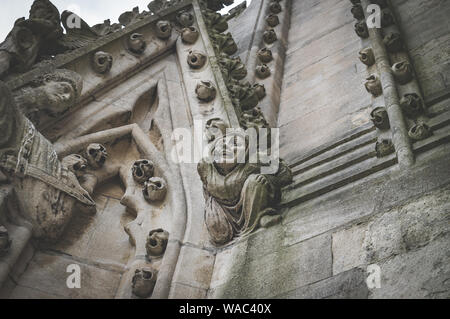 Un gros plan d'une figure de pierre sculptée et de décoration sur la tour de l'église de l'Université St Mary the Virgin, Oxford, Angleterre, Royaume-Uni. Banque D'Images