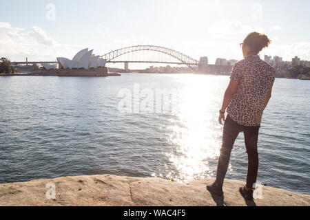 Un homme pendant la golden hour, fixant à l'Opéra de Sydney Banque D'Images