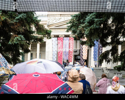 Moscou, Russie - le 31 juillet 2019 : la ligne de visiteurs avec parasols près de Pushkin State Museum of Fine Arts à Moscou en pluie. Musée Pouchkine est le musée Banque D'Images