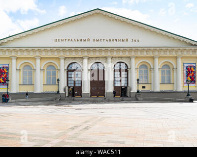 Moscou, Russie - le 31 juillet 2019 : les touristes près de l'entrée principale du centre des expositions de Manege dans la ville de Moscou. Le bâtiment a été construit en 1817 selon Banque D'Images