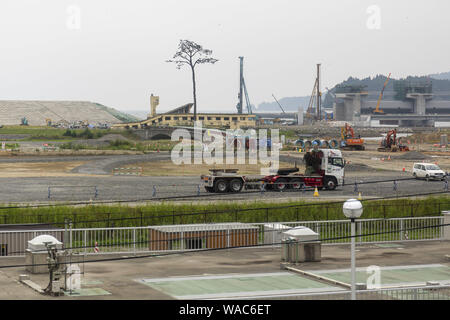 Rikuzentakata, au Japon. Août 19, 2019. Le miracle de l'arbre de pin, survivant de la 2011 Tsunami est vu à Takata-Matsubara Memorial Park pour la catastrophe du tsunami qui est en construction. Le Memorial Park est construit par le Gouvernement du Japon et le gouvernement de la préfecture d'Iwate, de se souvenir des victimes du tremblement de terre de 2011, et comme un symbole de volonté forte pour la reconstruction. Le parc ouvrira son nouveau grand Moyen-Orient Japon Tsunami Museum le 22 septembre 2019, et l'ensemble de ses services au début de 2021. La ''Media Tour Tohoku : Cours d'Iwate'' est organisé par la municipalité de Tokyo Banque D'Images