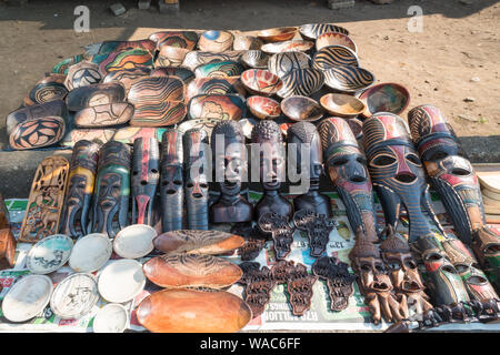 Biens culturels africains traditionnels ou des souvenirs tels que des masques en bois et de bols sur l'affichage à un vendeur de rue Marché au Mpumalanga, Afrique du Sud Banque D'Images