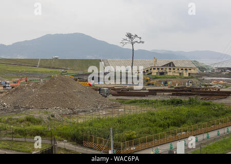 Rikuzentakata, au Japon. Août 19, 2019. Le miracle de l'arbre de pin, survivant de la 2011 Tsunami est vu à Takata-Matsubara Memorial Park pour la catastrophe du tsunami qui est en construction. Le Memorial Park est construit par le Gouvernement du Japon et le gouvernement de la préfecture d'Iwate, de se souvenir des victimes du tremblement de terre de 2011, et comme un symbole de volonté forte pour la reconstruction. Le parc ouvrira son nouveau grand Moyen-Orient Japon Tsunami Museum le 22 septembre 2019, et l'ensemble de ses services au début de 2021. La ''Media Tour Tohoku : Cours d'Iwate'' est organisé par la municipalité de Tokyo Banque D'Images