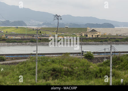 Rikuzentakata, au Japon. Août 19, 2019. Le miracle de l'arbre de pin, survivant de la 2011 Tsunami est vu à Takata-Matsubara Memorial Park pour la catastrophe du tsunami qui est en construction. Le Memorial Park est construit par le Gouvernement du Japon et le gouvernement de la préfecture d'Iwate, de se souvenir des victimes du tremblement de terre de 2011, et comme un symbole de volonté forte pour la reconstruction. Le parc ouvrira son nouveau grand Moyen-Orient Japon Tsunami Museum le 22 septembre 2019, et l'ensemble de ses services au début de 2021. La ''Media Tour Tohoku : Cours d'Iwate'' est organisé par la municipalité de Tokyo Banque D'Images