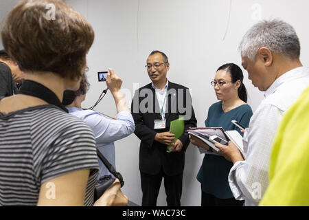 Rikuzentakata, au Japon. Août 19, 2019. Takashi Igosawa Promotion Reconstruction Chef de Section de la Section de la promotion de la Reconstruction du bureau de recouvrement la préfecture d'Iwate, répond aux questions des journalistes à salle communautaire. L'Takata-Matsubara Memorial Park de Tsunami est construit par le Gouvernement du Japon et le gouvernement de la préfecture d'Iwate, de se souvenir des victimes du tremblement de terre de 2011, et comme un symbole de volonté forte pour la reconstruction. Le parc ouvrira son nouveau grand Moyen-Orient Japon Tsunami Museum le 22 septembre 2019, et l'ensemble de ses services au début de 2021. Le ''Toho Banque D'Images