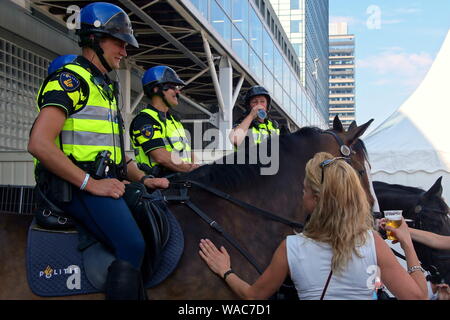 Amsterdam, Pays-Bas - le 22 août 2015 : la police néerlandaise refuse l'bière et une cigarette au cours de la Sail Amsterdam 2015 IJ Harbour à Amsterdam. Banque D'Images