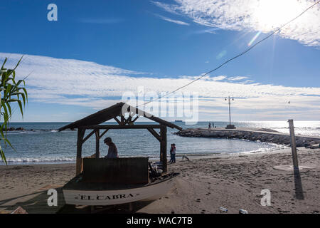 La préparation d'espeto de sardinas, sardine spit, Restaurante El Cabra , Pedregalejo, Malaga, Andalousie, Espagne Banque D'Images