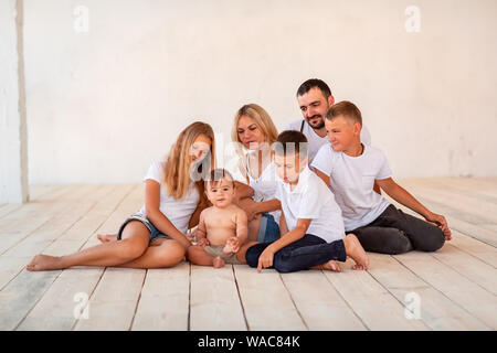 Grande famille avec quatre enfants s'amusant à l'intérieur. Grande famille heureuse vie Banque D'Images