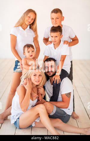 Grande famille avec quatre enfants s'amusant à l'intérieur. Grande famille heureuse vie Banque D'Images