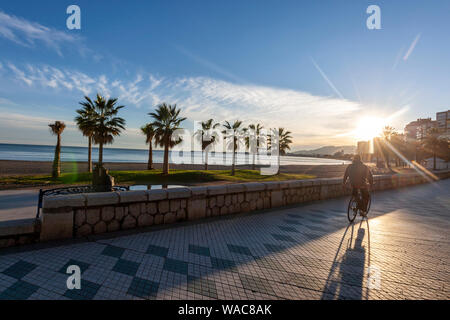 Promenade le long de la plage de Pedregalejo, Malaga, Andalousie, Espagne Banque D'Images