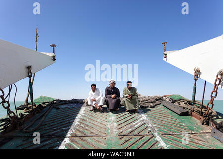 Les gens en costume traditionnel sur le pont du ferry boat à l'île de Masirah, Oman Banque D'Images