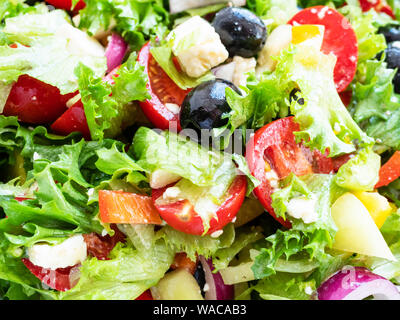 Salade grecque de légumes frais, fromage feta et olives noires habillées par l'huile d'olive close-up Banque D'Images
