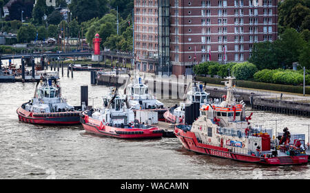 Groupe des remorqueurs amarrés à Hambourg, Allemagne, le 16 juillet 2019 Banque D'Images