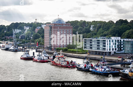 Groupe des remorqueurs amarrés à Hambourg, Allemagne, le 16 juillet 2019 Banque D'Images