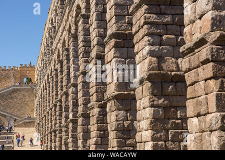 SEGOVIA, ESPAGNE - 27 Avril 2019 : Paysage de l'Aqueduc Romain, le célèbre monument de Segovia, Espagne Banque D'Images