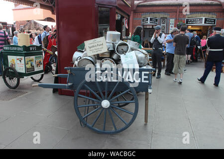 Arley, Bewdley, Worcestershire, Royaume-Uni, 27/6/2015, Severn Valley Railway Scènes, y compris les trains à vapeur et voitures anciennes dans les paramètres d'Ol Banque D'Images