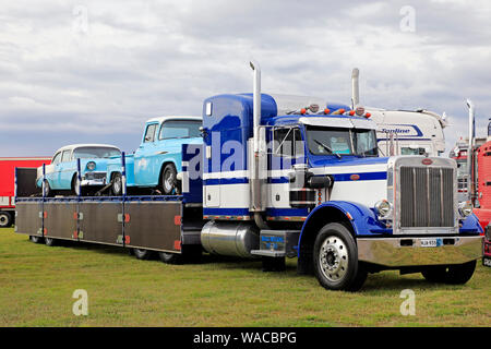 Alaharma, Finlande. Le 9 août 2019. Le bleu et le blanc-Américain Peterbilt 359 camion semi avec charge de voitures classiques affichées sur Power Truck Show 2017. Banque D'Images