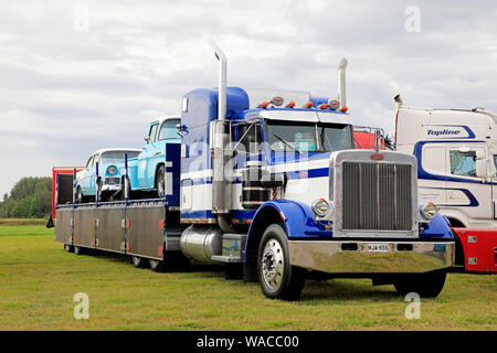 Alaharma, Finlande. Le 9 août 2019. Le bleu et le blanc-Américain Peterbilt 359 camion semi avec charge de voitures classiques affichées sur Power Truck Show 2017. Banque D'Images