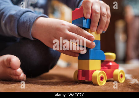 Boy en blocs de construction jouets Banque D'Images