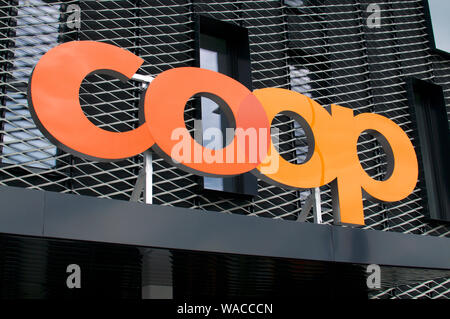 Bioggio, Tessin, Suisse - 28 juillet 2019 : Photo du Logo Coop sur une entrée du magasin. Le Groupe Coop est l'un des plus importants de la Suisse retail Banque D'Images