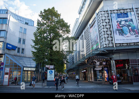 COLOGNE- octobre 2018 .Grand quartier rue avec de nombreux commerces et des centres de shopping bon marché et coûteux à Cologne, Allemagne. L'automne Banque D'Images