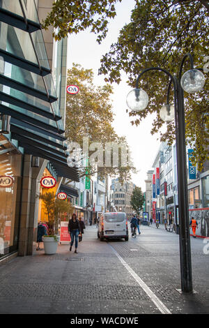 COLOGNE- octobre 2018 .Grand quartier rue avec de nombreux commerces et des centres de shopping bon marché et coûteux à Cologne, Allemagne. L'automne Banque D'Images