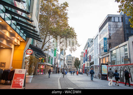 COLOGNE- octobre 2018 .Grand quartier rue avec de nombreux commerces et des centres de shopping bon marché et coûteux à Cologne, Allemagne. L'automne Banque D'Images