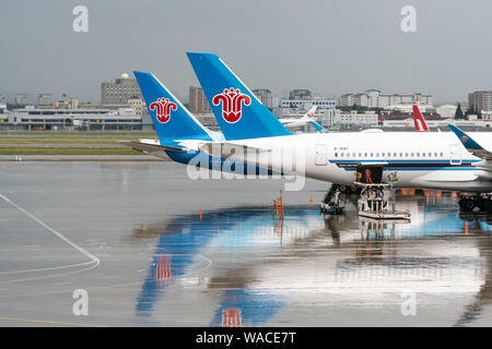 Shanghai, Chine. 4e août 2019. Airbus A350-900 et Boeing 787 Dreamliner avions exploités par China Southern Airlines vu à l'Aéroport International de Shanghai Hongqiao. Crédit : Alex Tai SOPA/Images/ZUMA/Alamy Fil Live News Banque D'Images