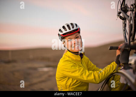 Portrait d'une jeune femme portant un casque de vélo. Banque D'Images
