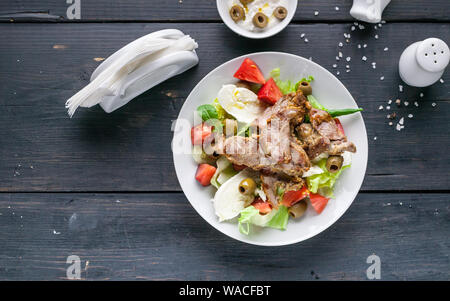 Bannière de l'alimentation : la viande grillée et salade de légumes, mozzarella et les herbes. Une cuisine méditerranéenne traditionnelle. Plan horizontal Banque D'Images