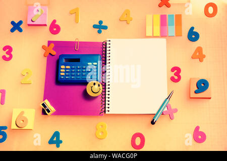 Arrière-plan avec l'ordinateur portable blanc entouré par des chiffres et une calculatrice pour apprendre les mathématiques bleu Banque D'Images
