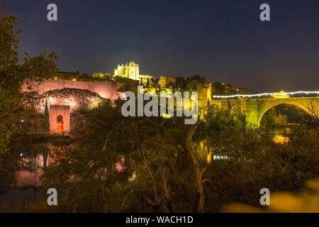 Sur cette photo vous pouvez voir le Pont Saint Martin et le monastère de 'Sun' Juan de los Reyes de Tolède avec son habituelle l'éclairage et des lumières de Noël. Banque D'Images