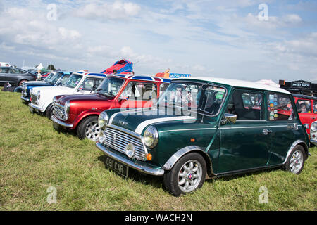 La mini-Cooper voitures sur l'affichage à l'Airshow (usage éditorial uniquement) Banque D'Images