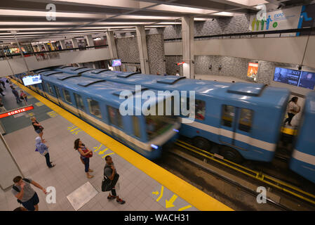 Montréal, Québec, Canada - 23 août 2016 : Motion blurred circulation des voitures de métro. Une voiture de métro arrive alors que l'autre est de laisser à l'un des mon Banque D'Images