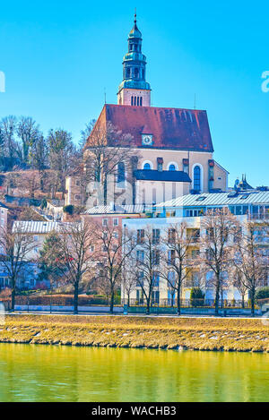 L'église paroissiale médiévale (église paroissiale) situé dans le district de Mulln de Salzbourg sur le quai de la rivière Salzach, Autriche Banque D'Images