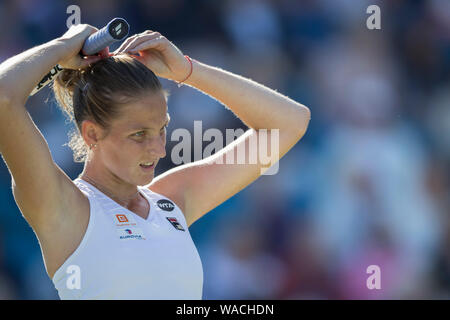 2016 International Aegon, Eastbourne, Angleterre - Karol'na Pliskova en République tchèque de réglage de ses cheveux au cours de match contre Johanna Konta de grande Br Banque D'Images