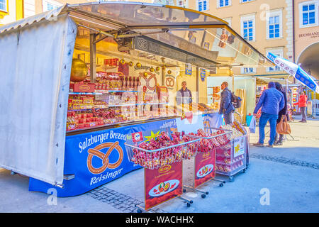 Salzbourg, Autriche - 27 février 2019 : l'échoppe de marché en place de l'université (Universitatsplatz) avec le célèbre Mozart massepains, bonbons, snacks et autres Banque D'Images