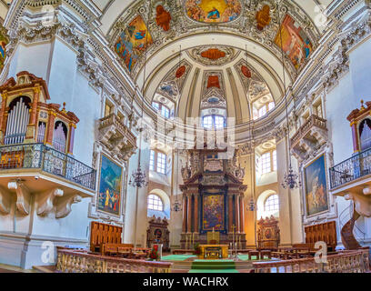 Salzbourg, Autriche - 27 février 2019 : La vue sur la cathédrale de Salzbourg de semitransept avec des tuyaux d'orgue sur les murs et avec un grand retable en pierre Banque D'Images