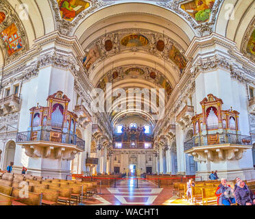 Salzbourg, Autriche - 27 février 2019 : La vue panoramique sur la nef de cathédrale de Salzbourg avec des tuyaux d'orgue sur les balcons et de Belles plaques de plâtre Banque D'Images
