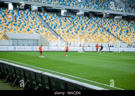 Lviv, Ukraine - le 18 août 2019 : session de formation d'avant-match Shakhtar joueurs pendant le match de championnat ukrainien entre Shakhtar Donetsk vs Lviv, Banque D'Images