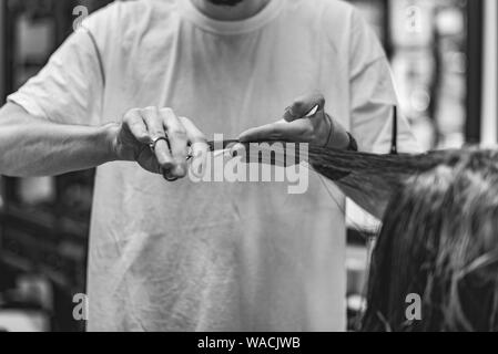 Salon de coiffure fait une coupe élégante et design pour le client dans le salon de beauté. Banque D'Images