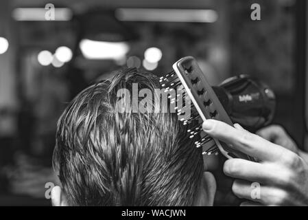 Salon de coiffure fait une coupe élégante et design pour le client dans le salon de beauté. Banque D'Images