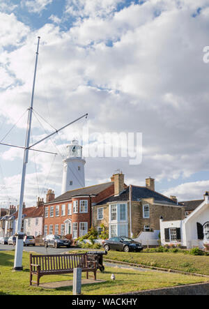 Southwold Lighthouse permanent au-dessus de la ville historique de bâtiments, Southwold, Suffolk, Angleterre, RU Banque D'Images